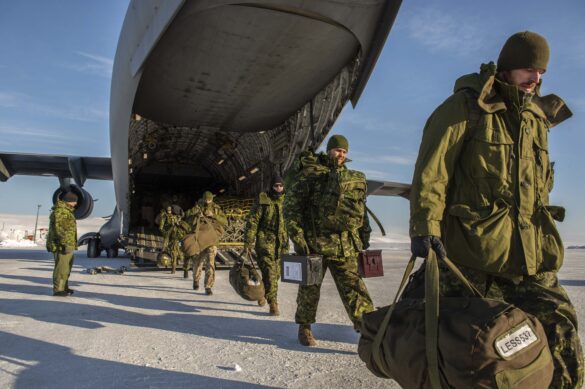 Canadian Armed Forces members deployed on Operation NANOOK-NUNALIVUT arrive at Resolute Bay Airport aboard a CC-177 Globemaster, March 21, 2019. Photo: Avr Jérôme J.X. Lessard NK06-2019-0001-002