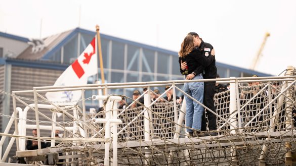 HMCS Vancouver Returns Home.