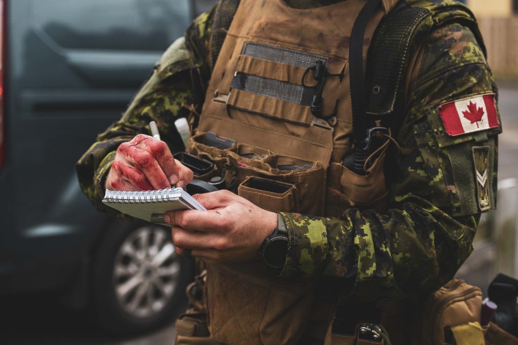 "A Canadian Armed Forces soldier writes notes during an after action review for medical training during Operation UNIFIER, on 12 November 2022 in the United Kingdom. Please Credit: Corporal Eric Greico, Canadian Armed Forces Photo. ~ Un soldat des Forces armées canadiennes prend des notes lors d'une analyse après action à  la suite d'une formation médicale au cours de l'opération UNIFIER, le 12 novembre 2022, au Royaume-Uni. Photo : Caporal Eric Greico, Forces armées canadiennes"
