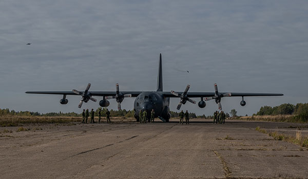 Royal Canadian Air Force (RCAF) member of the CC-130TH Hercules prepare for takeoff for Air Task Force (ATF) Tarassis, deployed as part of Operation REASSURANCE, at Ämari Air Base, Estonia, October 07, 2025.  
