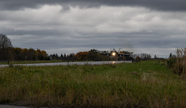 CF-188 Hornet fighter jet on the Jägala-Käravete highway, a portion of a longer road known as Piibe highway, Estonia—the first time ever that the RCAF has executed such a landing. This was an important milestone for our Air Force adoption of the principals of Agile Combat Employment (ACE) and Agile Operations Employment (AOE) on Air Task Force (ATF) Tarassis, deployed as part of Operation REASSURANCE, at Ämari Air Base, Estonia, October 13, 2025.
