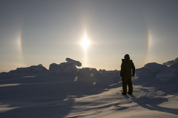 A sundog appears over Pioneer Bay, NU while Major Shawn Dumbreck, Officer in Command of the Canadian Armed Forces' Arctic Response Company Group (ARCG), conducts a reconnaissance of Objective EIDER as part of Operation NANOOK-NUNALIVUT on March 24, 2019. Photo: Avr Jérôme J.X. Lessard NK06-2019-0007-001 ~ Un faux soleil apparaît au-dessus de la baie Pioneer, au Nunavut, au même moment oà¹ le major Shawn Dumbreck, commandant du Groupe-compagnie d'intervention dans l'Arctique (GCIA) des Forces armées canadiennes, mène une reconnaissance de l'objectif EIDER dans le cadre de l'opération NANOOK-NUNALIVUT, le 24 mars 2019. Photo : Avr Jérôme J.X. Lessard NK06-2019-0007-001