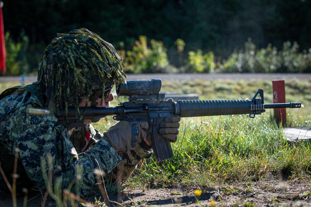 Captain Stuart Baker from Canadian Army Trials and Evaluation Unit (CATEU) participates in a shooting range during the Individual Battle Task Standard (IBTS) in the training area at Combat Training Centre (CTC), 5th Canadian Division Support Base Gagetown, Gagetown, New-Brunswick, September 17, 2021. Photo: Corporal Stéphanie Labossière, Canadian Army Trial and Evaluation Unit (CATEU)