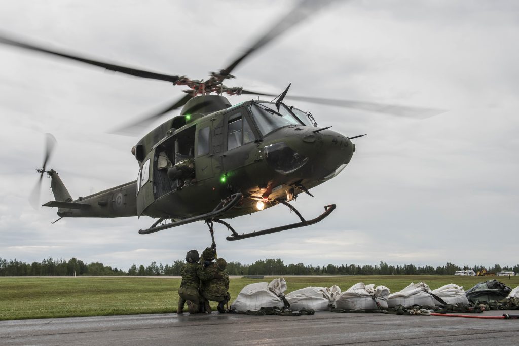 Canadian Armed Forces members participate in a Helicopter Underslung Operator course at 5 Wing Goose Bay, Labrador, during Operation NANOOK on 16 August 2017. Photo: Corporal Anthony Laviolette, 12 Wing Imaging Services, N.S. NK01-2017-0223-026